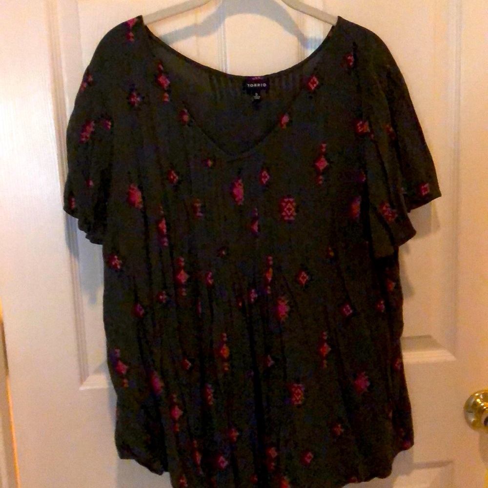 Short sleeve shirt with tribal design